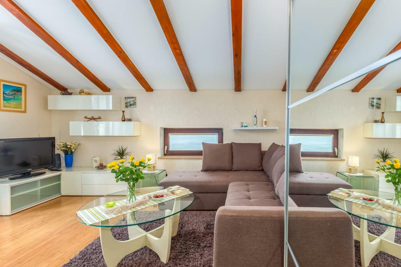Korina Apartment Кострена Екстериор снимка