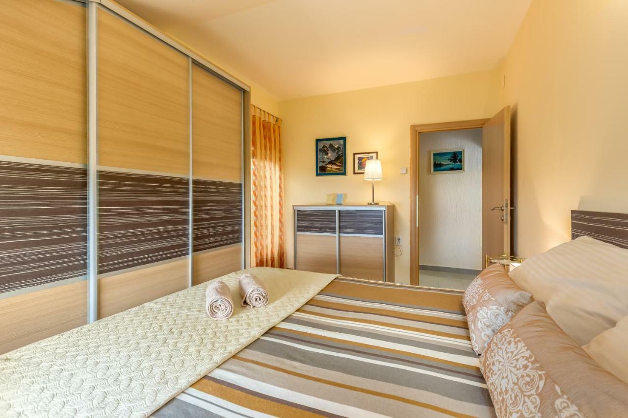 Korina Apartment Кострена Екстериор снимка