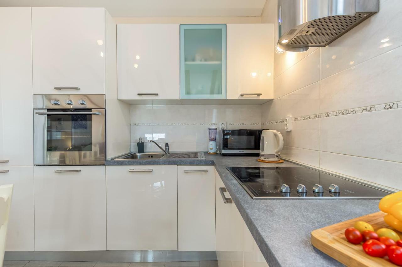Korina Apartment Кострена Екстериор снимка